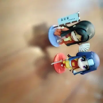 두 명의 피규어 부채와 깃발 포함
