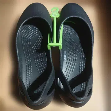 Crocs 블랙 플랫슈즈