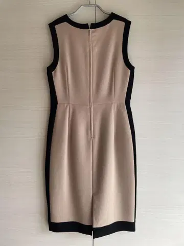 PEEL SLIWLY 슬리브리스 무릎 기장 원피스 베이지 x 블랙