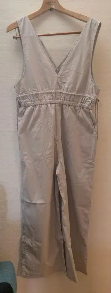 베이지 V넥 살로펫