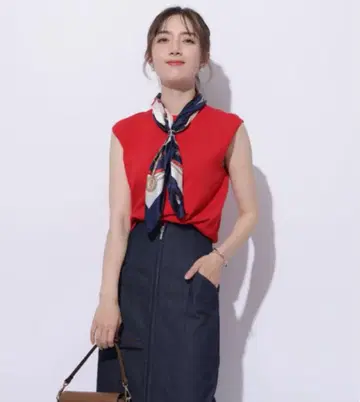아푸와이저 리셰 빨간색 슬리브리스 니트 상의