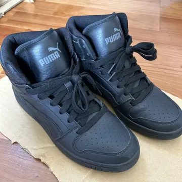 PUMA 블랙 하이컷 스니커즈