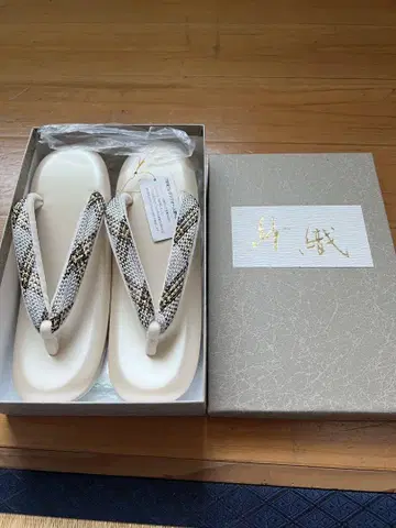 일본 나막신 화이트와 블랙 무늬 M 사이즈