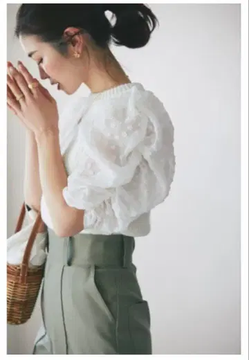 세븐틴 화이트 퍼프 슬리브 자카드 스프링 니트