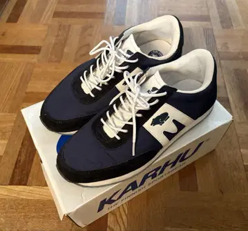 KARHU 네이비/화이트 스니커즈 박스 있음