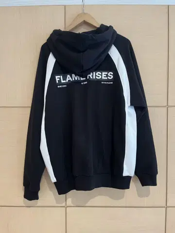 LE SSRAFIM FLAME RISES 후드 부착 후드티 블랙
