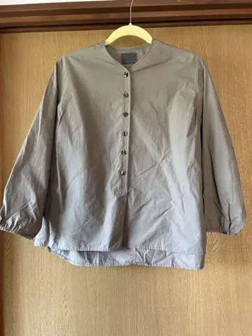 오로네 버튼 포함 셔츠
