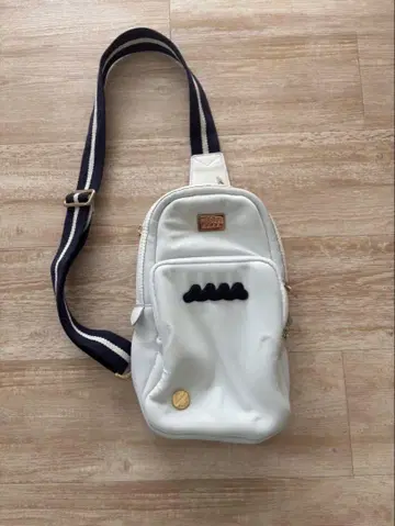 무타 마린 화이트 바디백 네이비 스트라이프