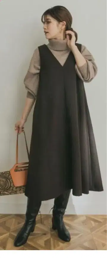 어반 리서치 V넥 원피스