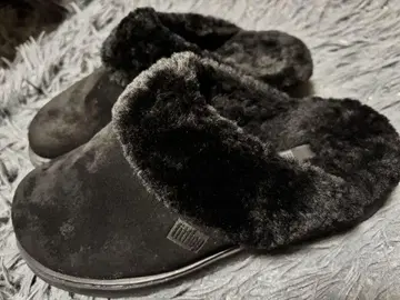 fitflop 블랙 퍼(fur) 장식 스웨이드 슬리퍼