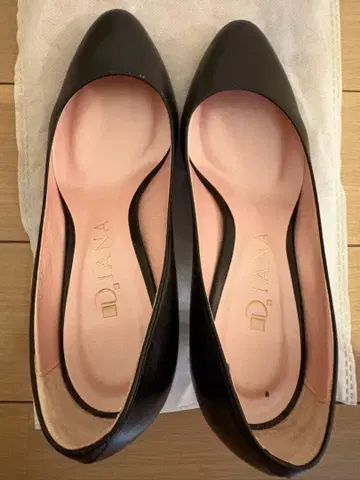 DIANA 블랙 가죽 펌프스 중간 힐