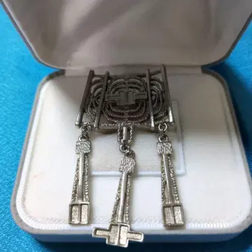 빈티지 기하학 패턴 실버 컬러 브로치 중후함