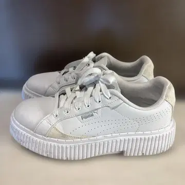 PUMA 화이트 스니커즈 23.5cm
