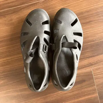 우포스 구르카 샌들 블랙