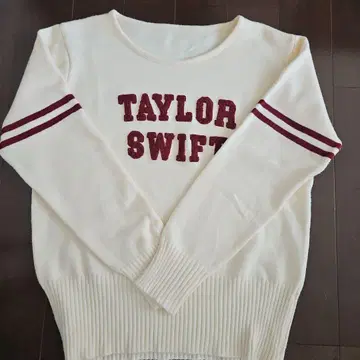 TAYLOR SWIFT 크림색 스웨터
