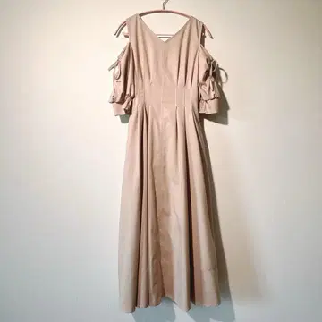 앙데팡당의 오프숄더 A라인 원피스