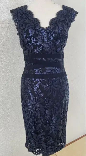 새상품! TADASHI SHOJI 사이즈 4 네이비 스팽글 레이스 드레스