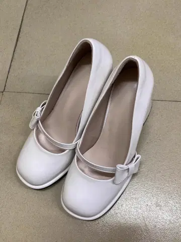 화이트 스트랩 신발