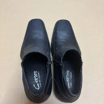 CARRION 블랙 가죽 드레스 슈즈