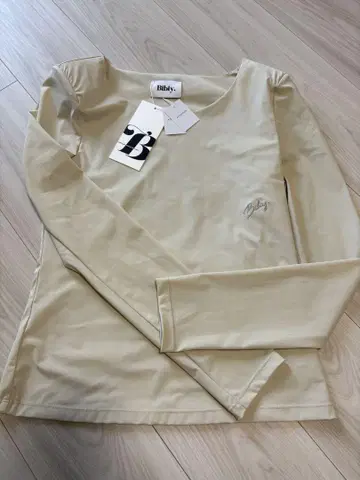 Bibiy. fitted tee BEIGE
