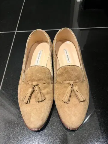 베이지 스웨이드 태슬 로퍼