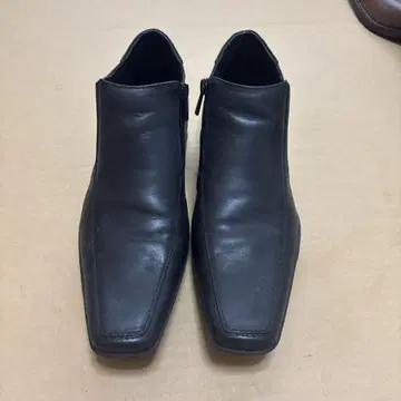 블랙 지퍼 달린 슬립온 부츠