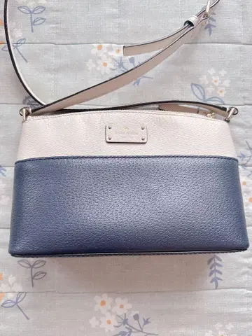숄더백 kate spade 네이비와 화이트
