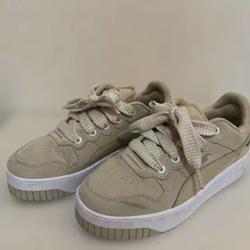 PUMA 베이지 스웨이드 통굽 스니커즈
