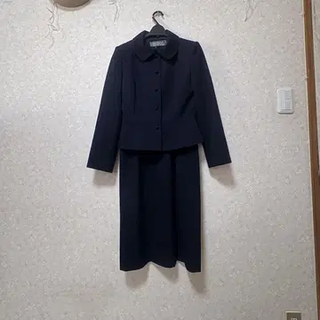 네이비 자켓과 원피스 세트