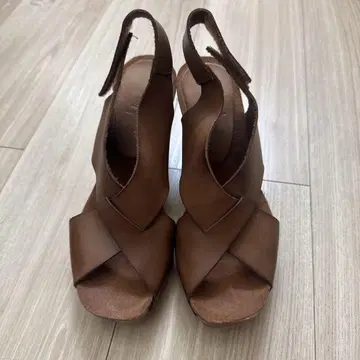 al. 브라운 가죽 웨지 힐 샌들