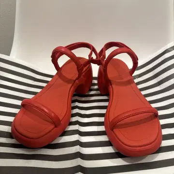 CAMPER 빨간색 스트랩 샌들 와이드 힐