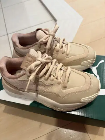 PUMA 베이지 스니커즈
