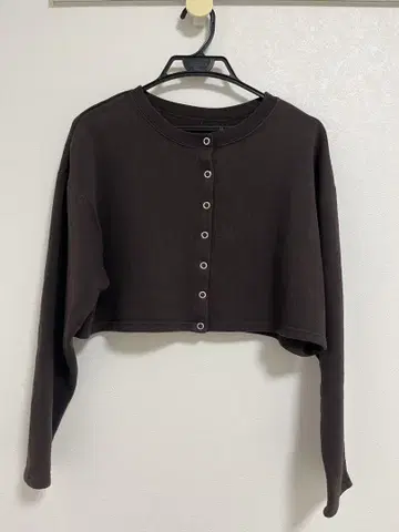 다크 브라운 버튼 크롭 가디건