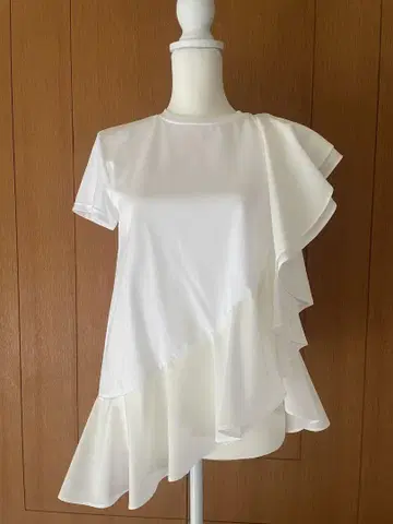 헤이브 heve 화이트 비대칭 프릴 상의