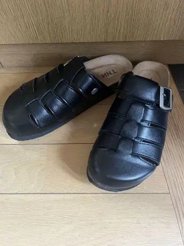블랙 클로그 샌들 스트랩 포함