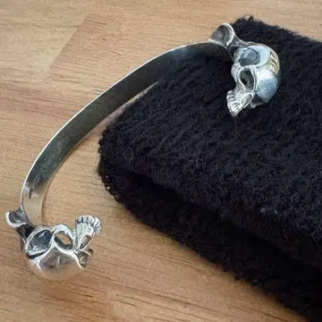 CRAZY PIG DESIGN TWO SKULLS BANGLE