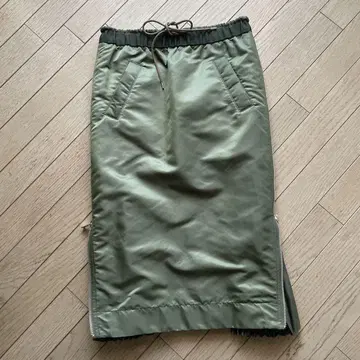 SACAI 사이드 플리츠 나일론 트윌 스커트 MA-1