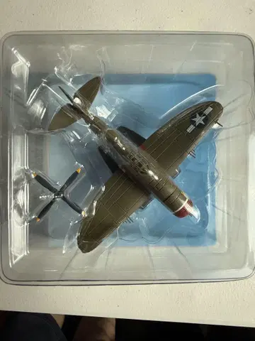 아셰트 미국 리퍼블릭 P-47D 썬더볼트
