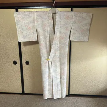 전통적인 꽃무늬 기모노