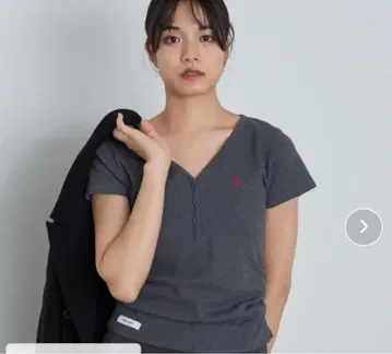 그레이 V넥 반팔 티셔츠 빨간색 로고 자수