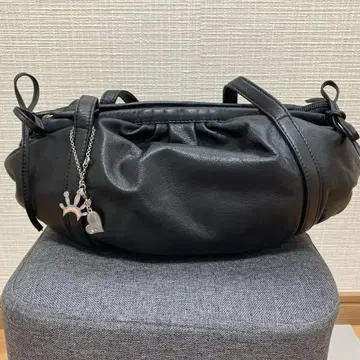 블랙 인조 가죽 숄더백 (사만다 타바사?)