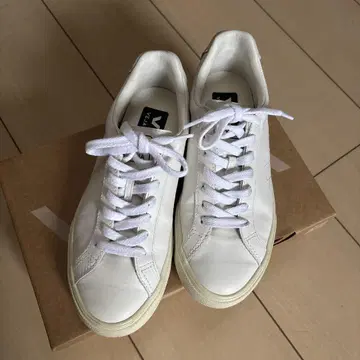 VEJA 화이트 가죽 스니커즈