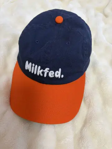 Milkfed. 네이비 오렌지 캡