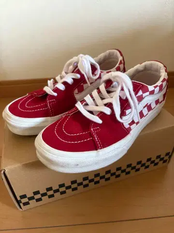 VANS 레드 체크 무늬 스니커즈