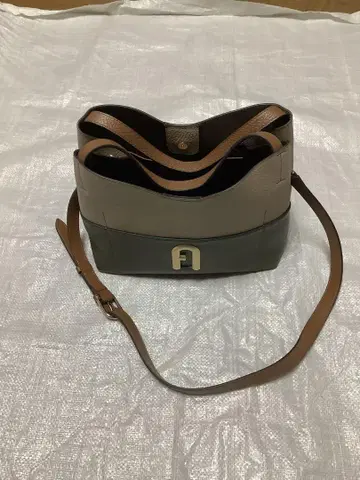 FURLA 베이지와 그레이 숄더백
