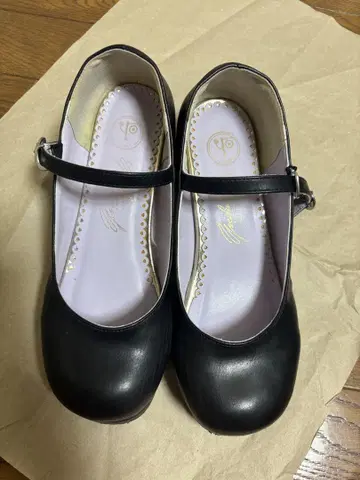 요스케 블랙 스트랩 힐 펌프스