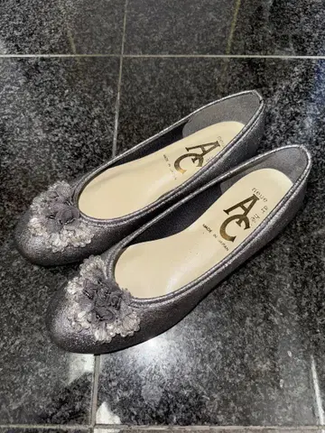 Noue marche 그레이 플라워 모티브 펌프스 23.5cm