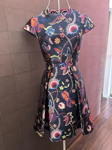 TED BAKER 꽃무늬 반팔 무릎 기장 원피스