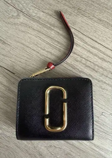 MARC JACOBS 마크제이콥스 이단 접이식 지갑 블랙 레드