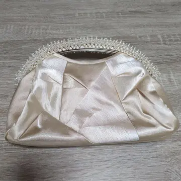 화이트 베이지 새틴 클러치백 펄 장식